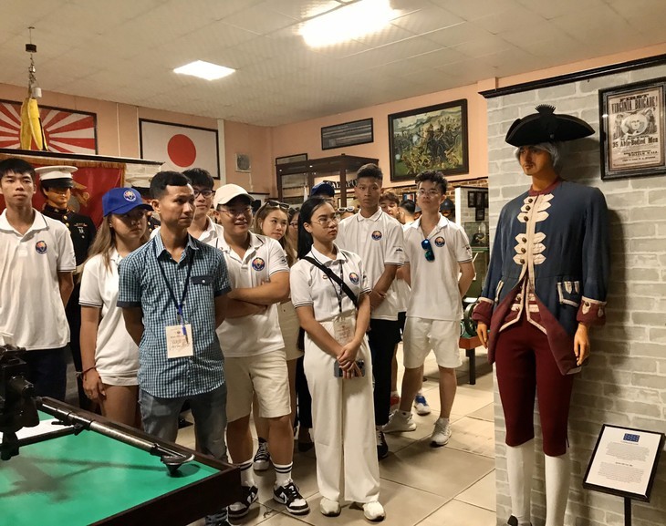 Đoàn kiều bào trẻ tham quan Bảo tàng Vũ khí cổ.