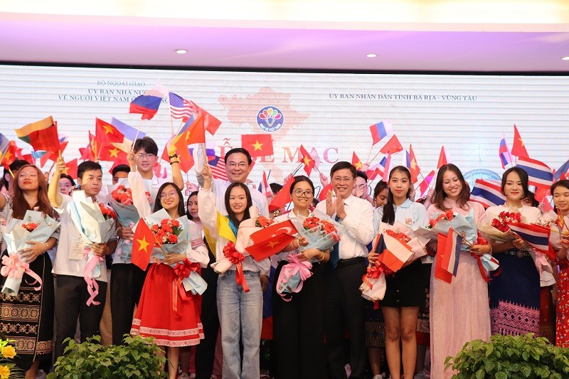 Lãnh đạo tỉnh, lãnh đạo Bộ Ngoại giao chụp hình lưu niệm với các trại sinh tham gia Trại hè Việt Nam 2022. Lãnh đạo tỉnh, lãnh đạo Bộ Ngoại giao chụp hình lưu niệm với các trại sinh tham gia Trại hè Việt Nam 2022.