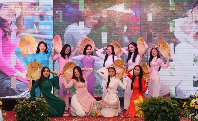 Các trại sinh trong tà áo dài, biểu diễn tiết mục múa 'Một thoáng quê hương'. Các trại sinh trong tà áo dài, biểu diễn tiết mục múa 'Một thoáng quê hương'.