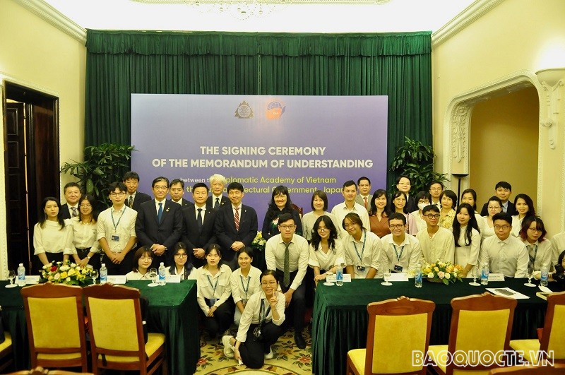 外交アカデミーの代表者と学生が記念写真を撮ります。  （写真：ドゥイ・クアン）