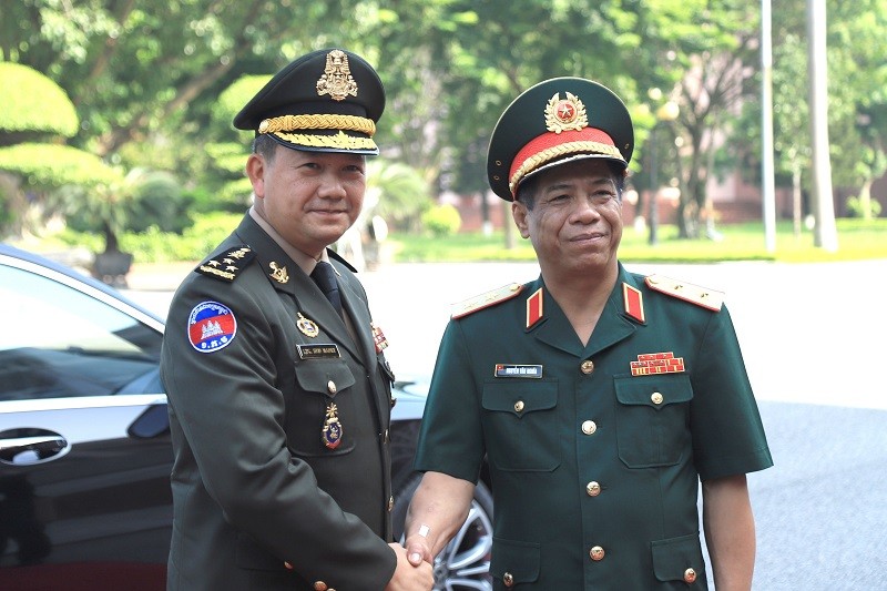 Trung tướng Nguyễn Văn Nghĩa chào mừng Đại tướng Hun Manet.