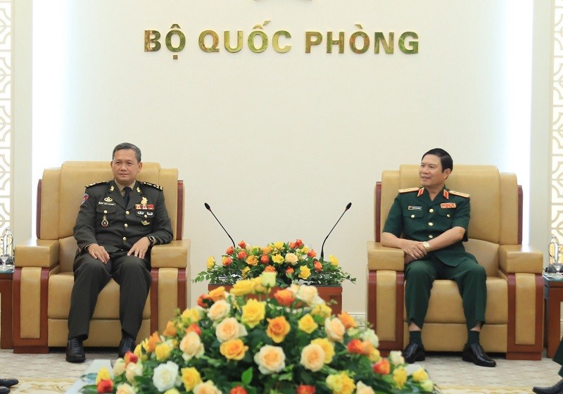 Thượng tướng Nguyễn Tân Cương trao đổi với Đại tướng Hun Manet. 