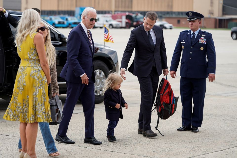 Tổng thống Mỹ Joe Biden và gia đình lên Không lực Một đến Charleston, Nam Carolina, từ Căn cứ Liên hợp Andrews. (Nguồn: Reuters)