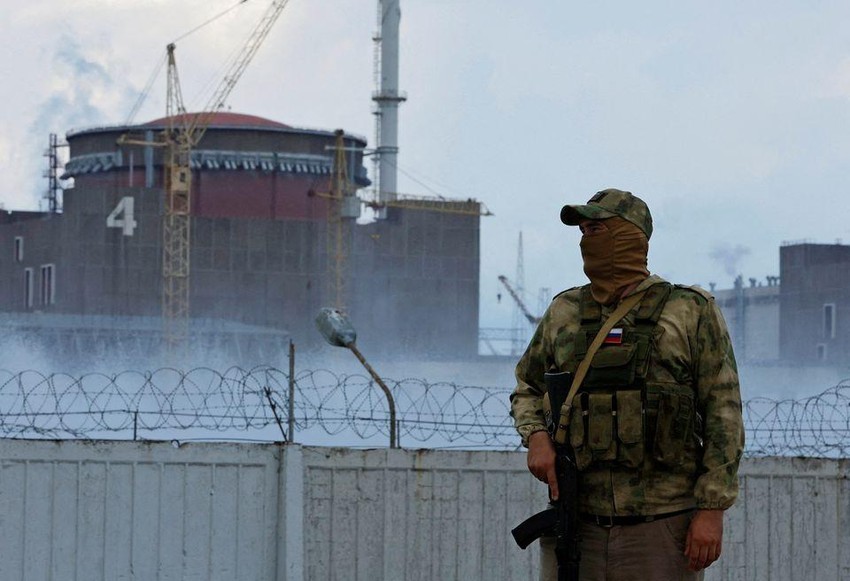 Một binh sĩ Nga đứng gác tại nhà máy điện hạt nhân Zaporizhzhia. (Nguồn: Reuters)