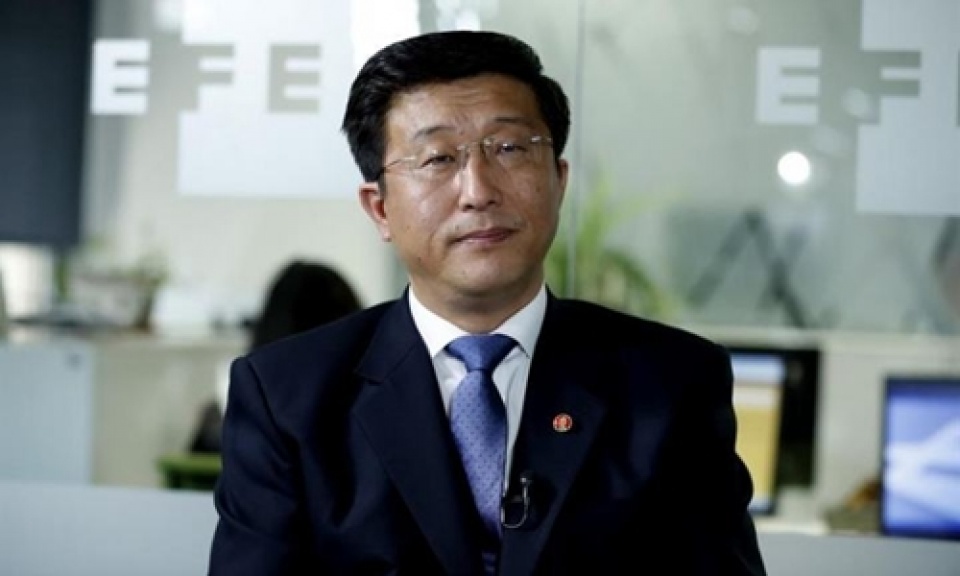 tay ban nha truc xuat dai su trieu tien