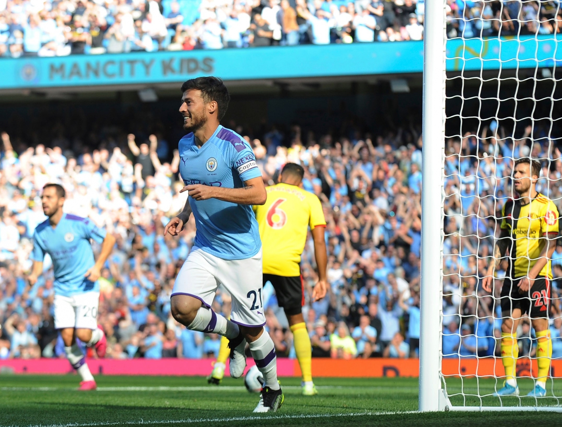 man city thiet lap hang loat ky luc sau chien thang 8 0 truoc watford