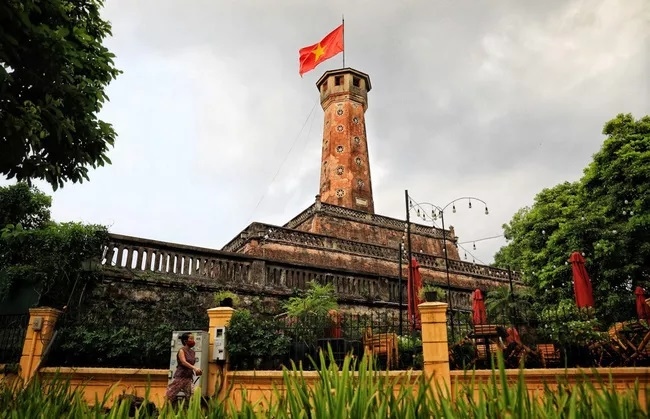Cờ đỏ sao vàng tung bay trên đỉnh Cột cờ Hà Nội chào mừng 76 năm Quốc khánh 2/9. Ảnh: TTXVN.