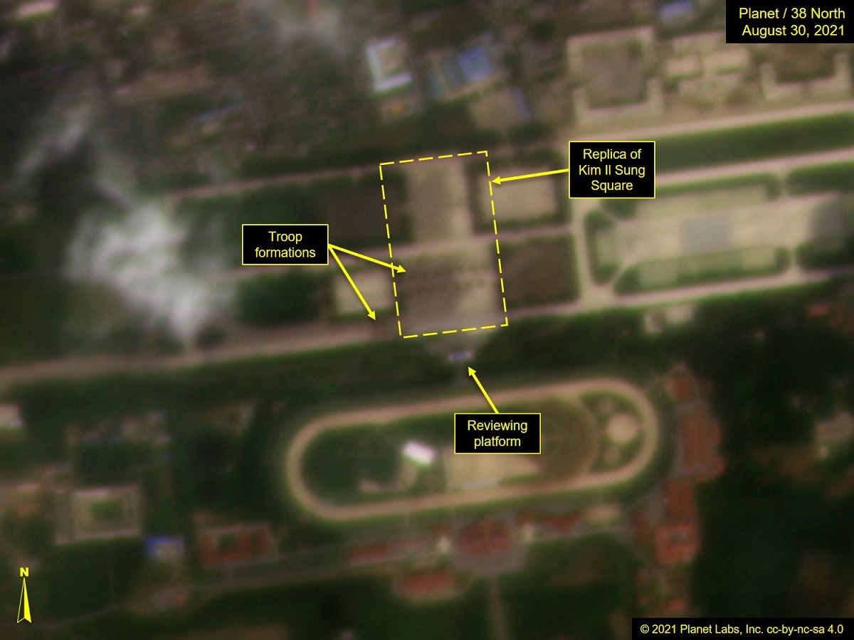 Ảnh chụp vệ tinh cho thấy Triều Tiên đang huy động 10.000 quân để chuẩn bị cho các buổi diễu hành. (Nguồn: 38 North)