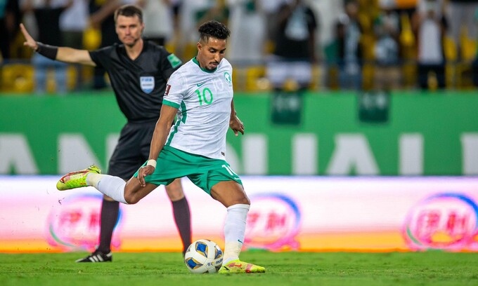 Al-Dawsari thực hiện thành công quả phạt đền để gỡ hòa cho Saudi Arabia.