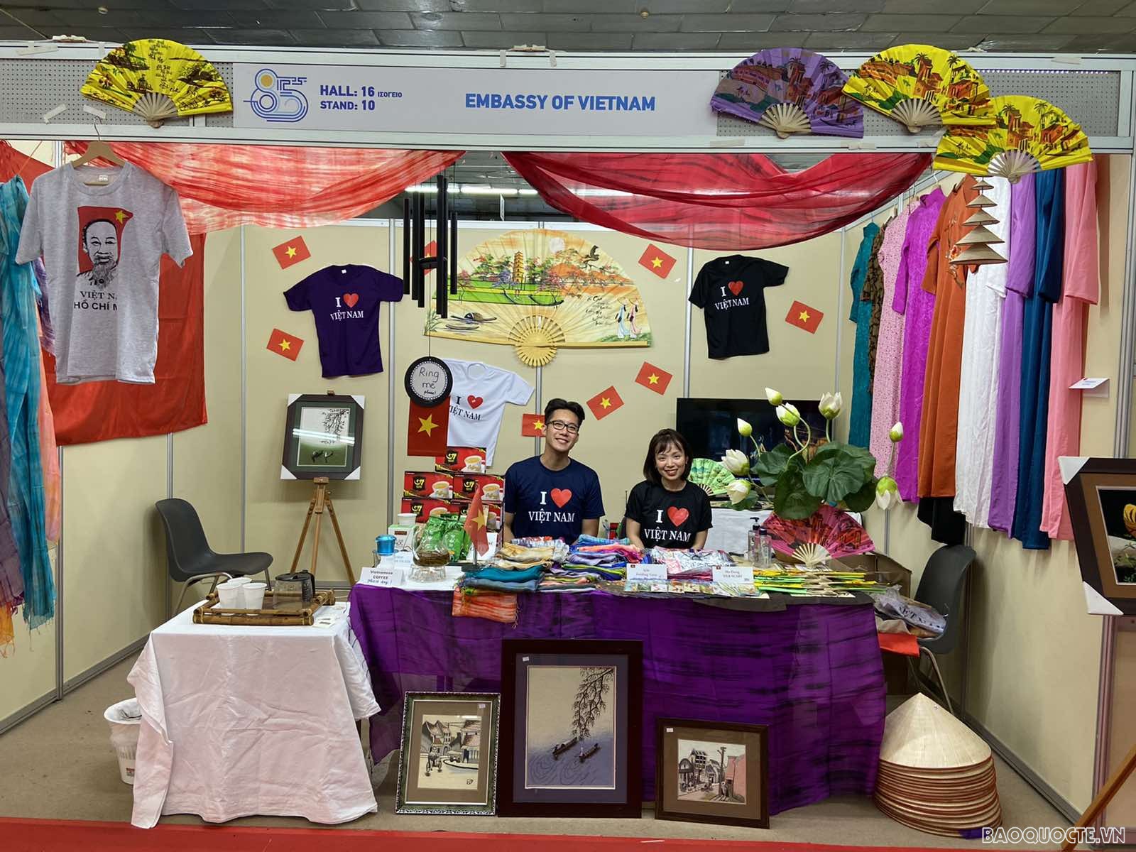 Gian hàng của Đại sứ quán Việt Nam tại Hy Lạp. Gian hàng của Đại sứ quán Việt Nam tại Hy Lạp.