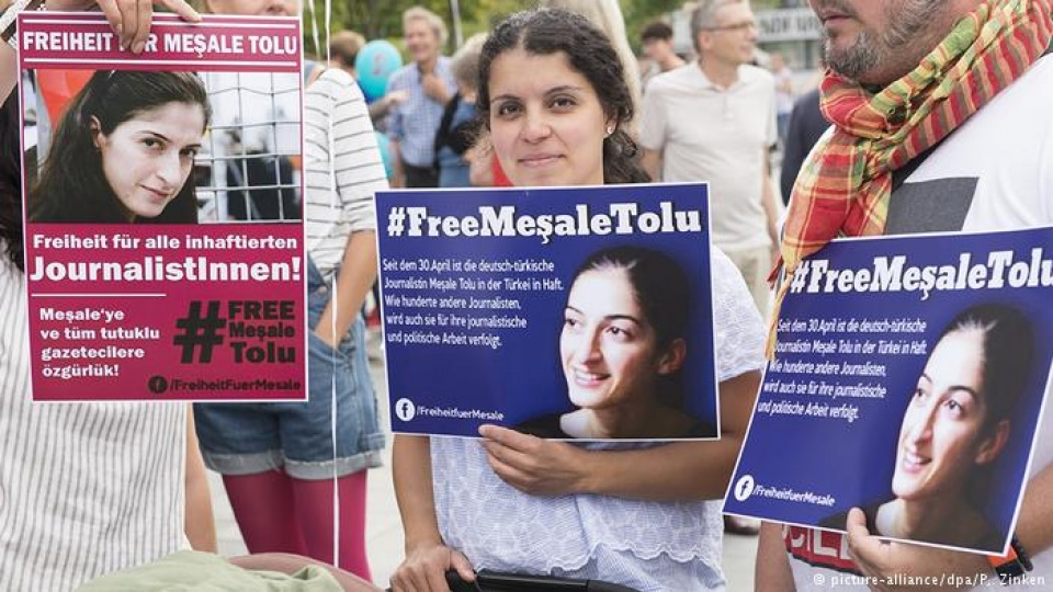 tho nhi ky tiep tuc giam giu nha bao nguoi duc