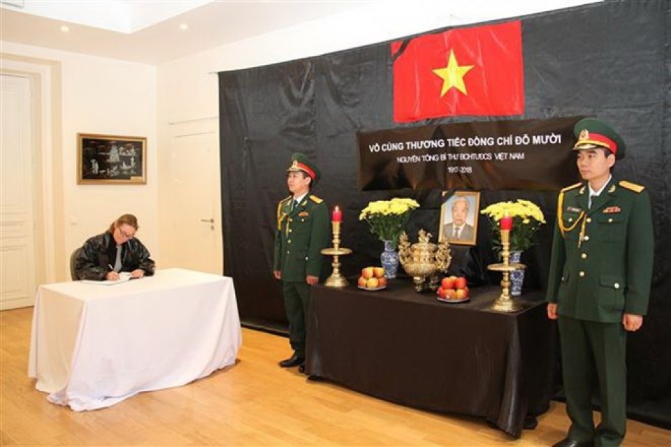 le vieng va mo so tang nguyen tong bi thu do muoi tai phap va canada