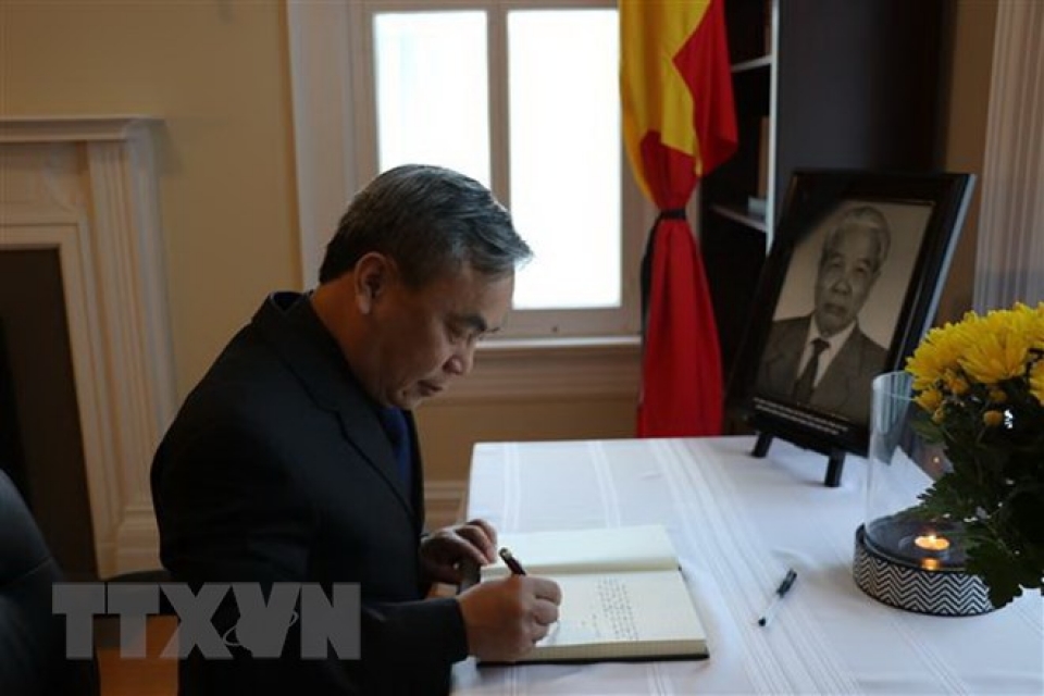 le vieng va mo so tang nguyen tong bi thu do muoi tai phap va canada