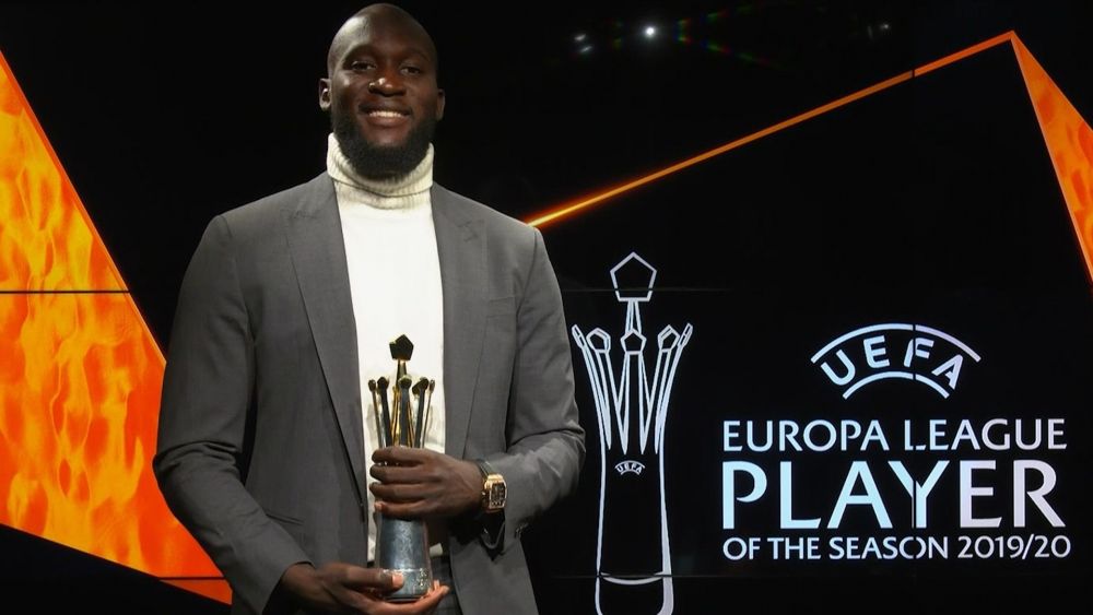 Romelu Lukaku được bầu chọn là cầu thủ xuất sắc nhất Europa League mùa 2019-2020. Vượt qua Bruno Fernandes, Romelu Lukaku nhận giải cầu thủ xuất sắc nhất Europa League