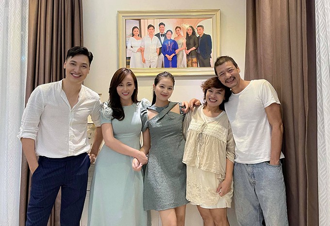 Mạnh Trường, Phương Oanh, Bích Ngọc, Tú Oanh, Võ Hoài Nam (từ trái sang) trong cảnh quay cuối hôm 2/10.