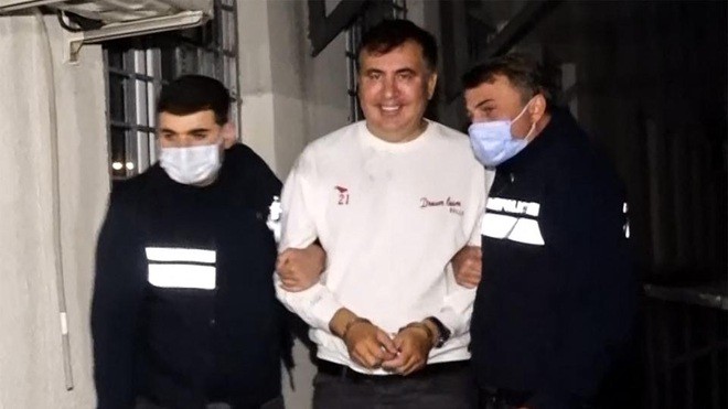Hình ảnh cựu Tổng thống Mikheil Saakashvili bị còng tay áp giải đến nhà tù tại thị trấn Rustavi hôm 1/10 (Nguồn: AP).