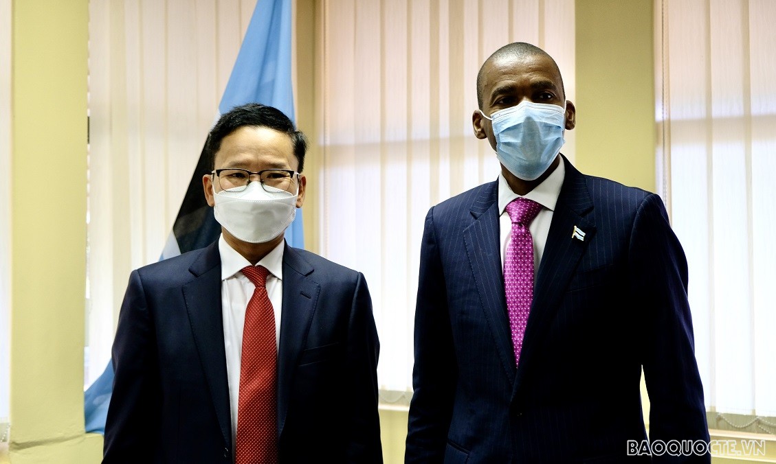 Bộ trưởng Bộ Ngoại giao Lemogang Kwape tiếp xã giao Đại sứ Hoàng Văn Lợi
