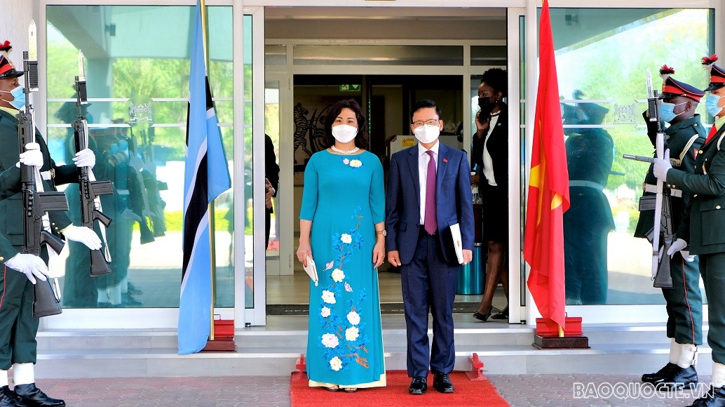 Đại sứ Hoàng Văn Lợi và Phu nhân duyệt Đội danh dự