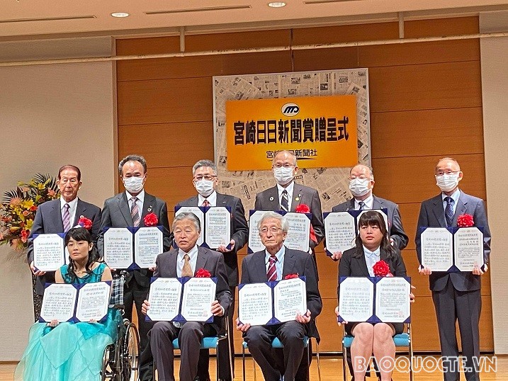 Hội người Việt Nam tại Miyazaki nhận giải thưởng 'Giao lưu quốc tế' của báo Miyanichi