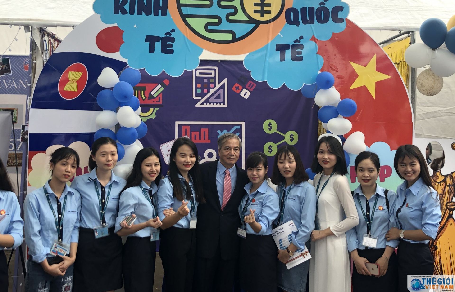 Sinh viên Học viện Ngoại giao hân hoan chào mừng 60 năm kỷ niệm ngày thành lập