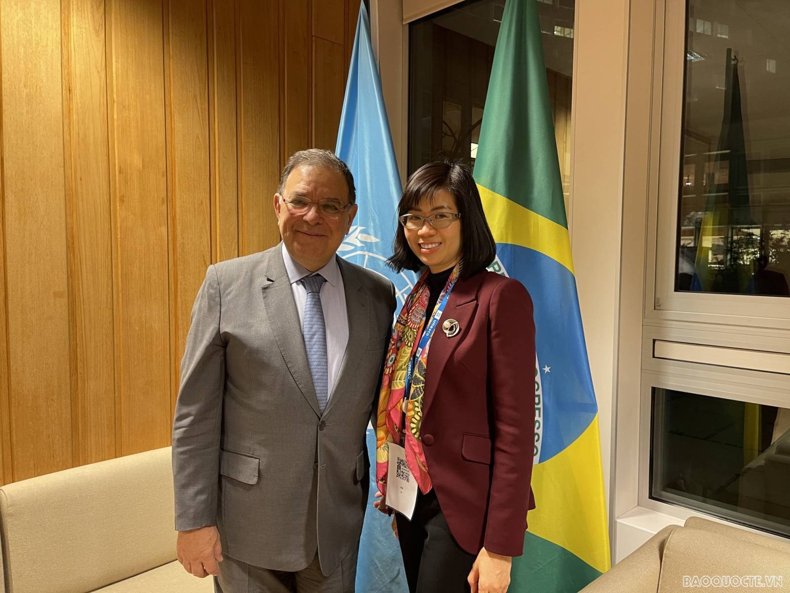 Chủ tịch Đại hội đồng lần thứ 41 của UNESCO Santiago Irazabal Mourão và Đại sứ, Trưởng đại diện phái đoàn Việt Nam bên cạnh UNESCO Lê Thị Hồng Vân. Chủ tịch Đại hội đồng lần thứ 41 của UNESCO Santiago Irazabal Mourão và Đại sứ, Trưởng đại diện phái đoàn Việt Nam bên cạnh UNESCO Lê Thị Hồng Vân.