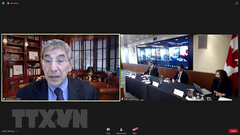 Ông Jonathan Fried, cựu Đại sứ Canada tại Tổ chức Thương mại Thế giới và Nhật Bản (bên trái); và ông Kevin Sullivan, ông Jonathan Berkshire Miller, Tiến sỹ Nguyễn Đài Trang (bên phải) dự hội thảo. 