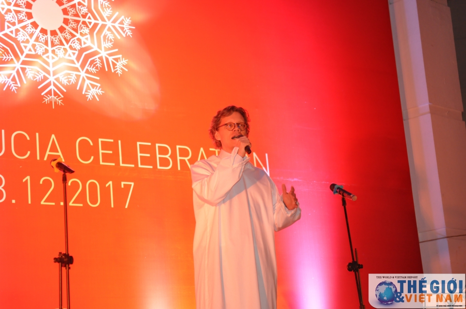 ngay le lucia mang anh sang xua tan bong toi