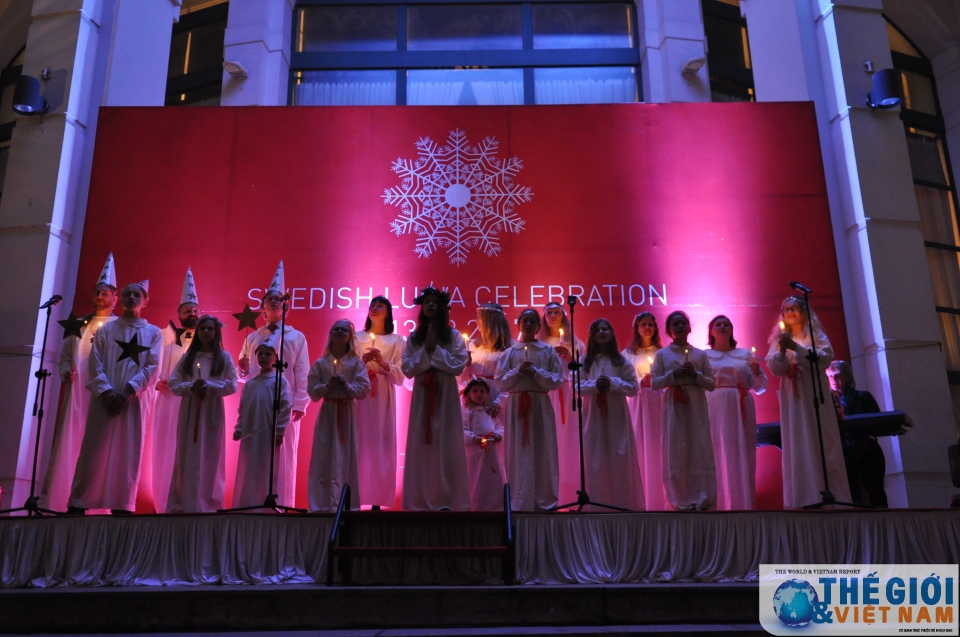 ngay le lucia mang anh sang xua tan bong toi