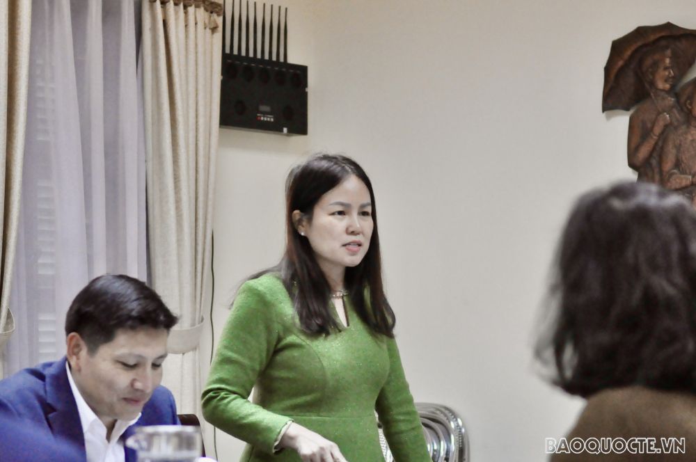 Phó Cục trưởng Cục Lãnh sự Nguyễn Thị Hương Lan báo cáo với đoàn công tác về công tác cải cách hành chính và triển khai cơ chế một cửa. (Ảnh: QĐ)