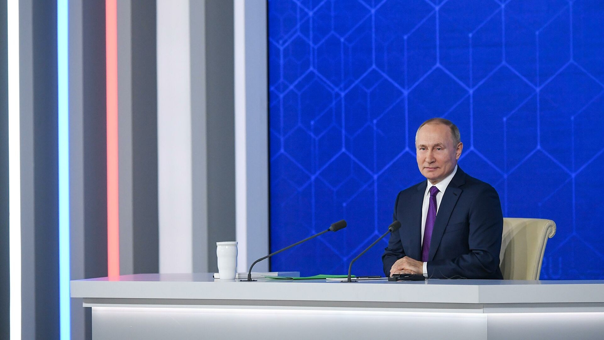Tổng thống Nga Vladimir Putin tại buổi họp báo thường niên. (Nguồn: Sputnik)