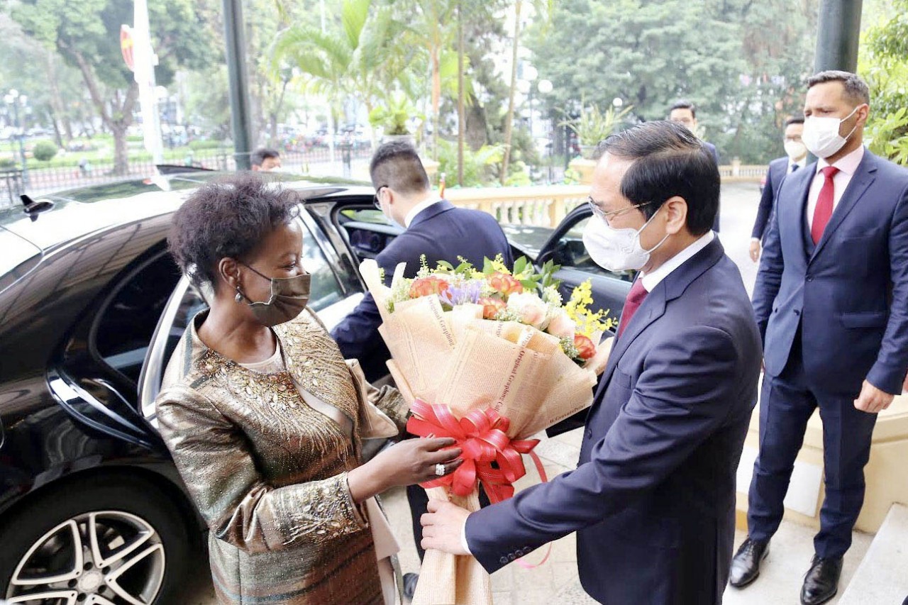 Bộ trưởng Ngoại giao Bùi Thanh Sơn tặng hoa bà Louise Mushikiwabo  - Tổng Thư ký Pháp ngữ