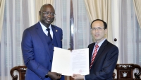 Trao Quyết định bổ nhiệm Lãnh sự danh dự Việt Nam tại Gambia