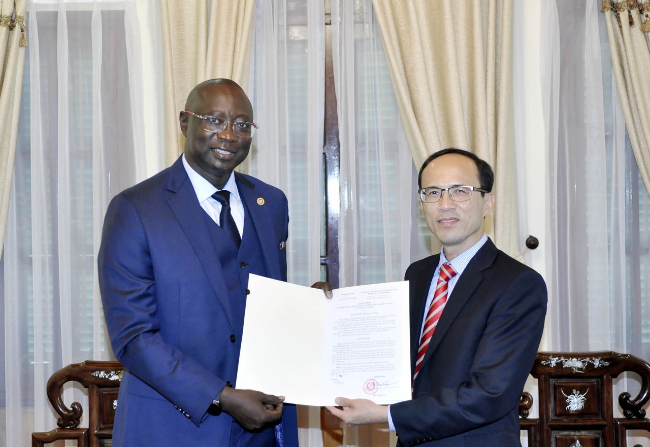 Cục Lãnh sự trao giấy chấp nhận lãnh sự Danh dự Gambia tại Việt Nam