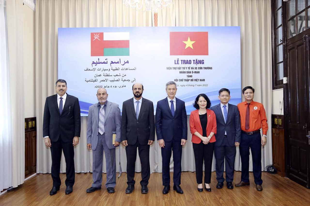 Tiếp nhận vật tư y tế do Oman trao tặng cho Hội chữ Thập đỏ Việt Nam