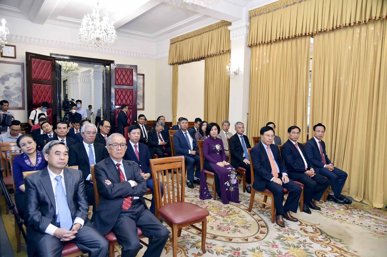 Trao tặng Huy hiệu 75 năm tuổi Đảng cho nguyên Phó Thủ tướng, Bộ trưởng Ngoại giao Nguyễn Mạnh Cầm