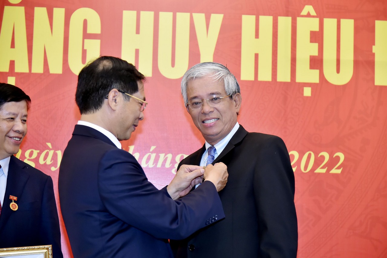 Trao tặng Huy hiệu 75 năm tuổi Đảng cho nguyên Phó Thủ tướng, Bộ trưởng Ngoại giao Nguyễn Mạnh Cầm