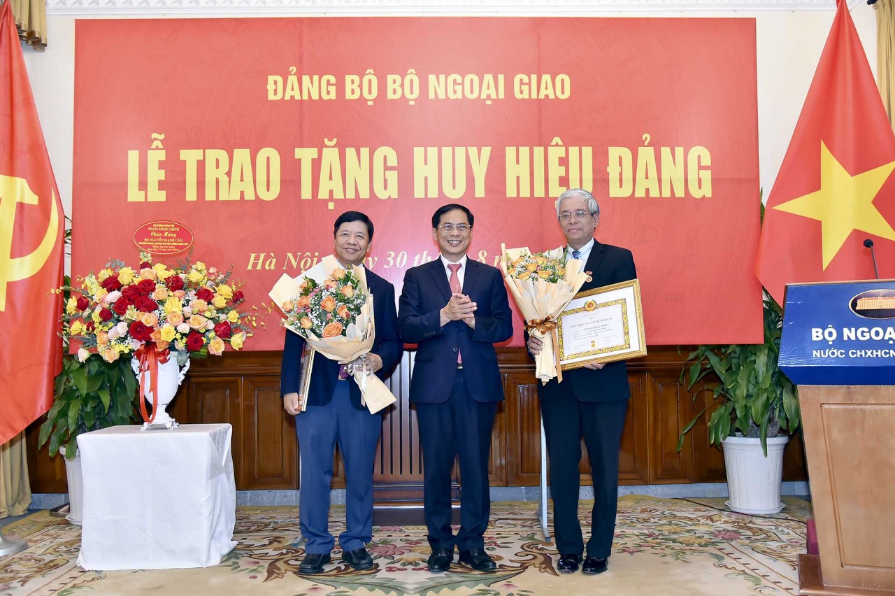 Trao tặng Huy hiệu 75 năm tuổi Đảng cho nguyên Phó Thủ tướng, Bộ trưởng Ngoại giao Nguyễn Mạnh Cầm