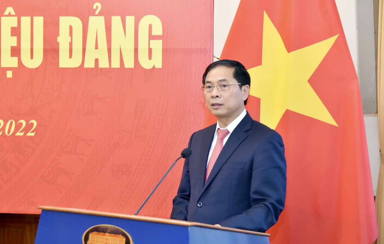 Trao tặng Huy hiệu 75 năm tuổi Đảng cho nguyên Phó Thủ tướng, Bộ trưởng Ngoại giao Nguyễn Mạnh Cầm