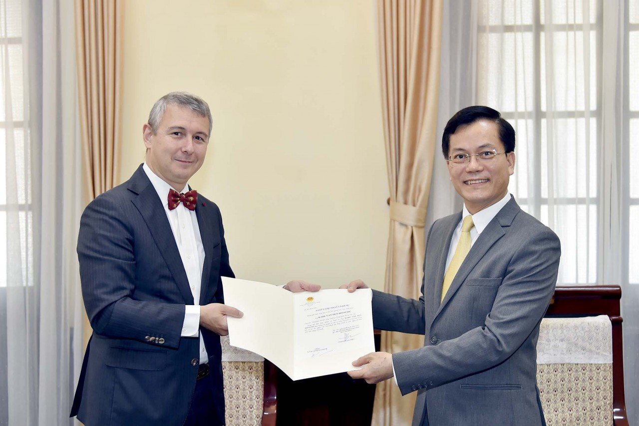 Thứ trưởng Ngoại giao Hà Kim Ngọc trao Giấy Chấp nhận Tổng Lãnh sự mới của Bỉ tại thành phố Hà Nội. Thứ trưởng Ngoại giao Hà Kim Ngọc trao Giấy Chấp nhận Tổng Lãnh sự mới của Bỉ tại Hà Nội