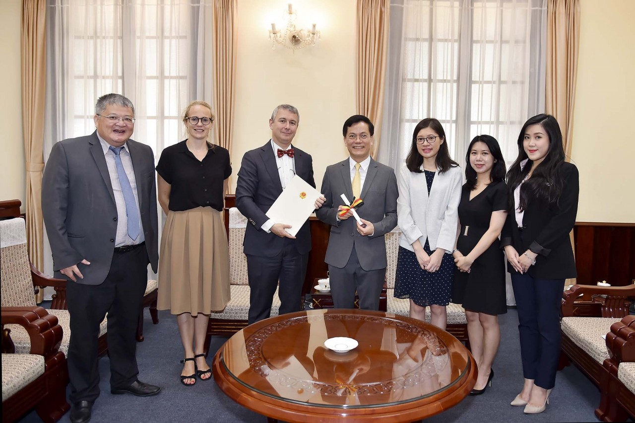 Thứ trưởng Ngoại giao Hà Kim Ngọc trao Giấy Chấp nhận Tổng Lãnh sự mới của Bỉ tại thành phố Hà Nội. Thứ trưởng Ngoại giao Hà Kim Ngọc trao Giấy Chấp nhận Tổng Lãnh sự mới của Bỉ tại Hà Nội