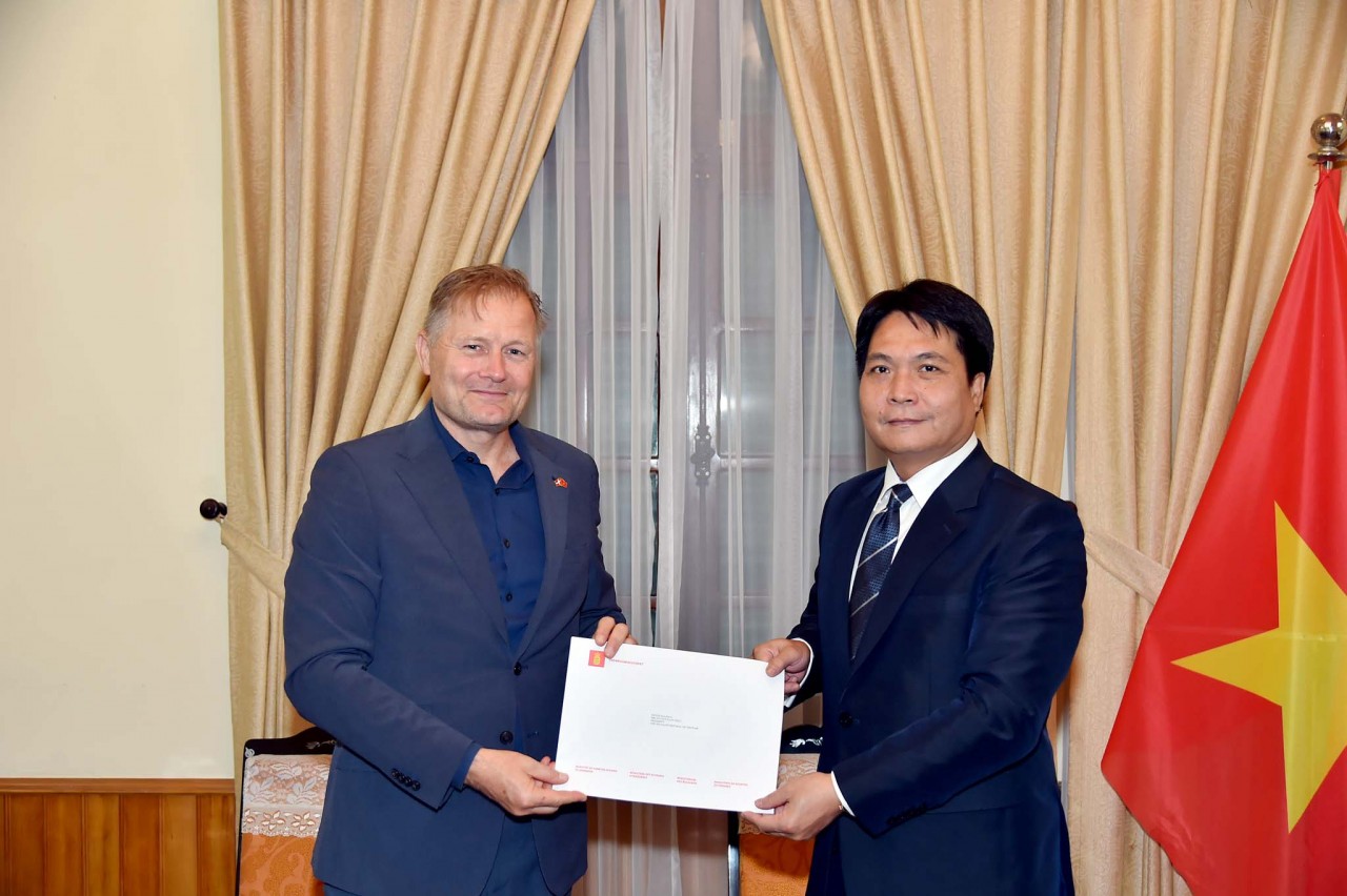 Cục Lễ tân Nhà nước tiếp nhận bản sao Ủy nhiệm thư bổ nhiệm Đại sứ Anh, Đan Mạch tại Việt Nam