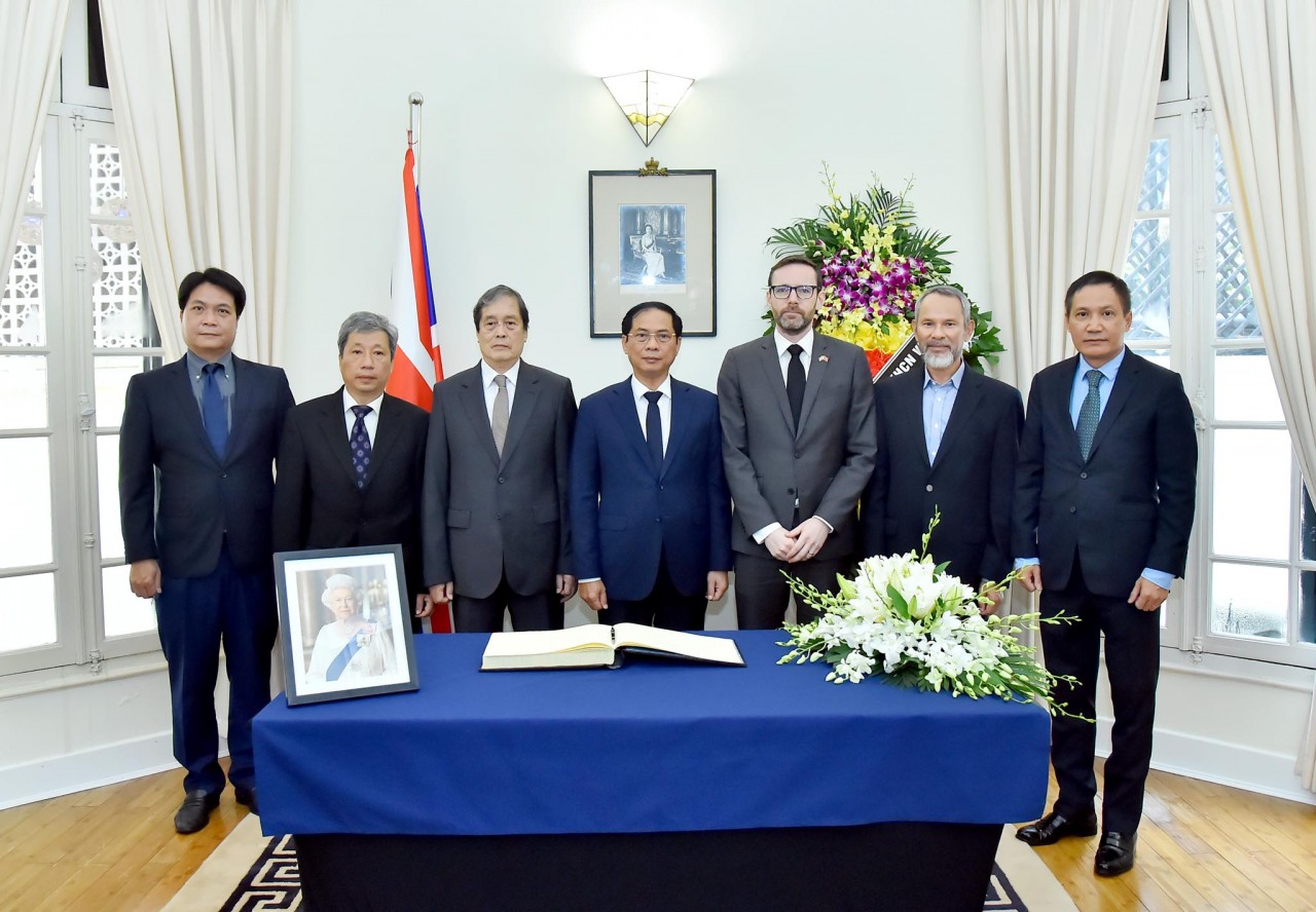 Bộ trưởng Ngoại giao Bùi Thanh Sơn ghi sổ tang chia buồn Nữ hoàng Anh Elizabeth II qua đời