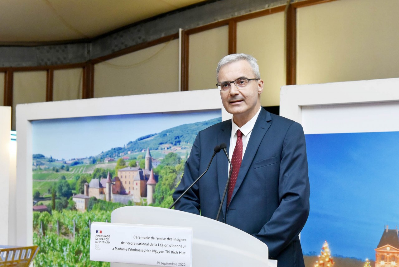 Đại sứ Nicolas Warnery phát biểu tại buổi Lễ trao tặng Huân chương Bắc đẩu Bội tinh. (Ảnh: Quang Hòa)