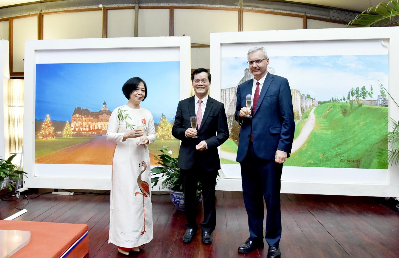 Đại sứ Nguyễn Thị Bích Huệ nhận Huân chương Bắc đẩu Bội tinh