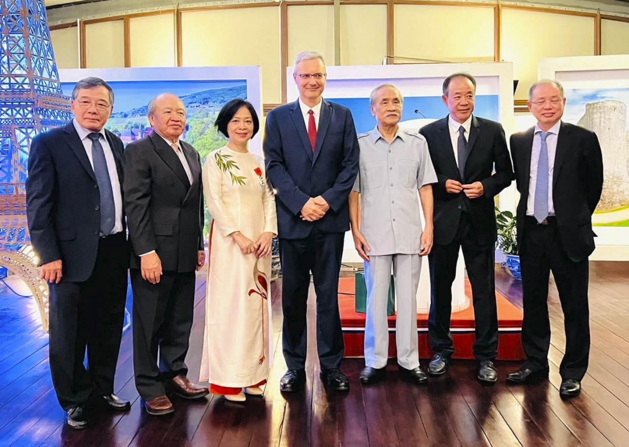 Đại sứ Nguyễn Thị Bích Huệ nhận Huân chương Bắc đẩu Bội tinh