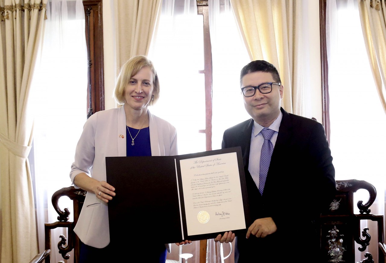 Trao Giấy chấp nhận lãnh sự cho Tổng Lãnh sự Mỹ TP. Hồ Chí Minh Trao Giấy chấp nhận lãnh sự cho Tổng Lãnh sự Mỹ tại TP. Hồ Chí Minh