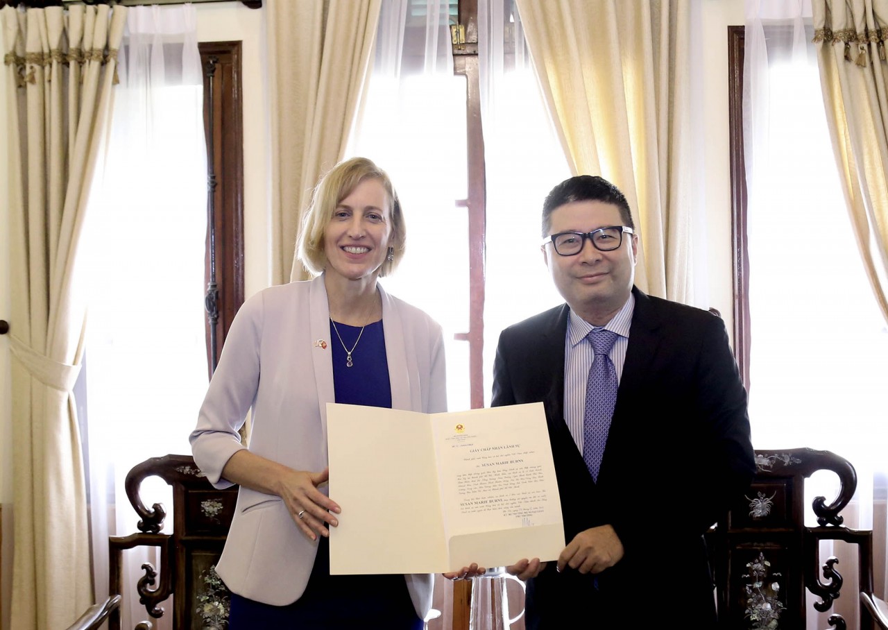 Trao Giấy chấp nhận lãnh sự cho Tổng Lãnh sự Mỹ TP. Hồ Chí Minh Trao Giấy chấp nhận lãnh sự cho Tổng Lãnh sự Mỹ tại TP. Hồ Chí Minh