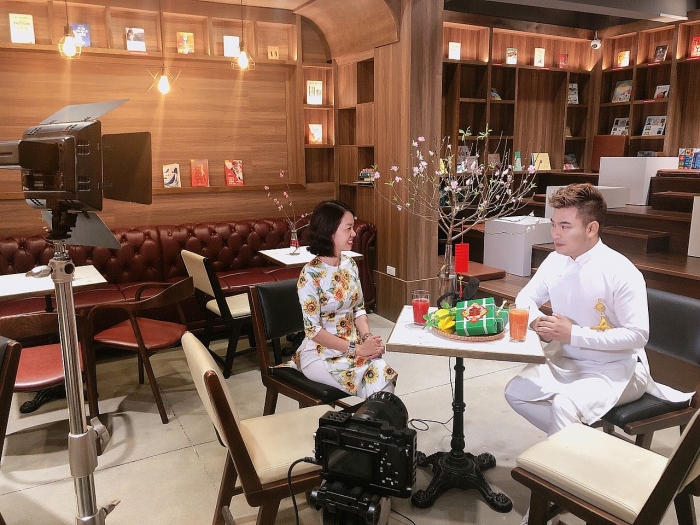 tro chuyen dau xuan canh ty 2020 cung ca si chau tuan