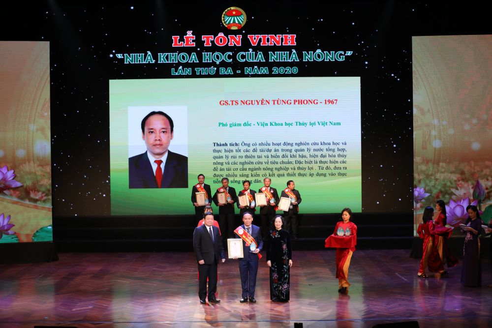 Tôn vinh 68 đại biểu