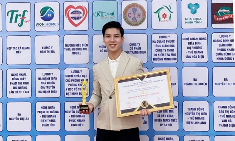 Vũ Ngọc Tuấn nhận bằng vinh danh và Cup doanh nhân trẻ…